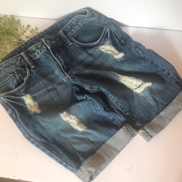“725” Jean Shorts Distressed . - Picture 2 of 8